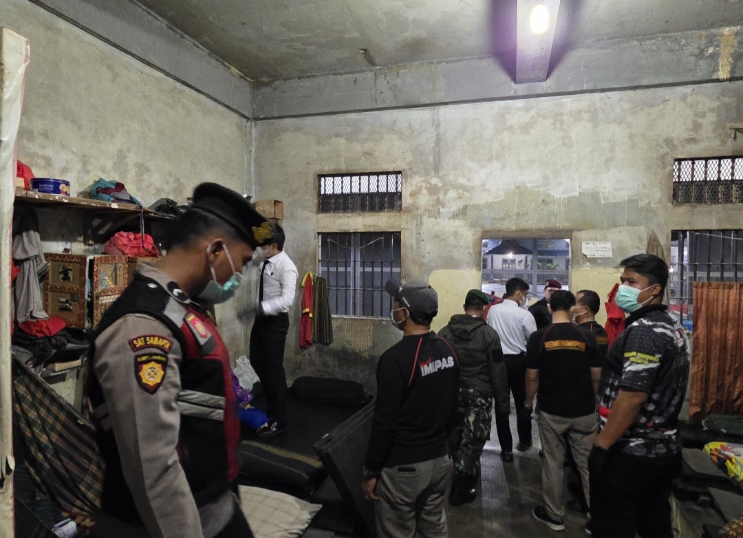 Sejumlah petugas gabungan tengah merazia dengan menyisir kamar hunian warga binaan di Lapas Kelas IIB Padangsidimpuan