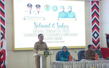 Bupati Tapsel, Gus Irawan Pasaribu, memberikan sambutan saat membuka rapat kerja Tim Penggerak Pemberdayaan dan Kesejahteraan Keluarga (TP PKK) tahun 2025