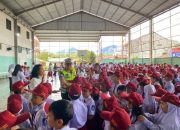 Keceriaan Kasat Lantas Polres Padangsidimpuan, AKP Jonni Silalahi, saat membaur dan memberi edukasi tentang keselamatan berlalu lintas ke siswa-siswi di Sekolah Sariputra