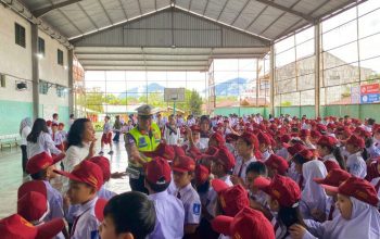Keceriaan Kasat Lantas Polres Padangsidimpuan, AKP Jonni Silalahi, saat membaur dan memberi edukasi tentang keselamatan berlalu lintas ke siswa-siswi di Sekolah Sariputra