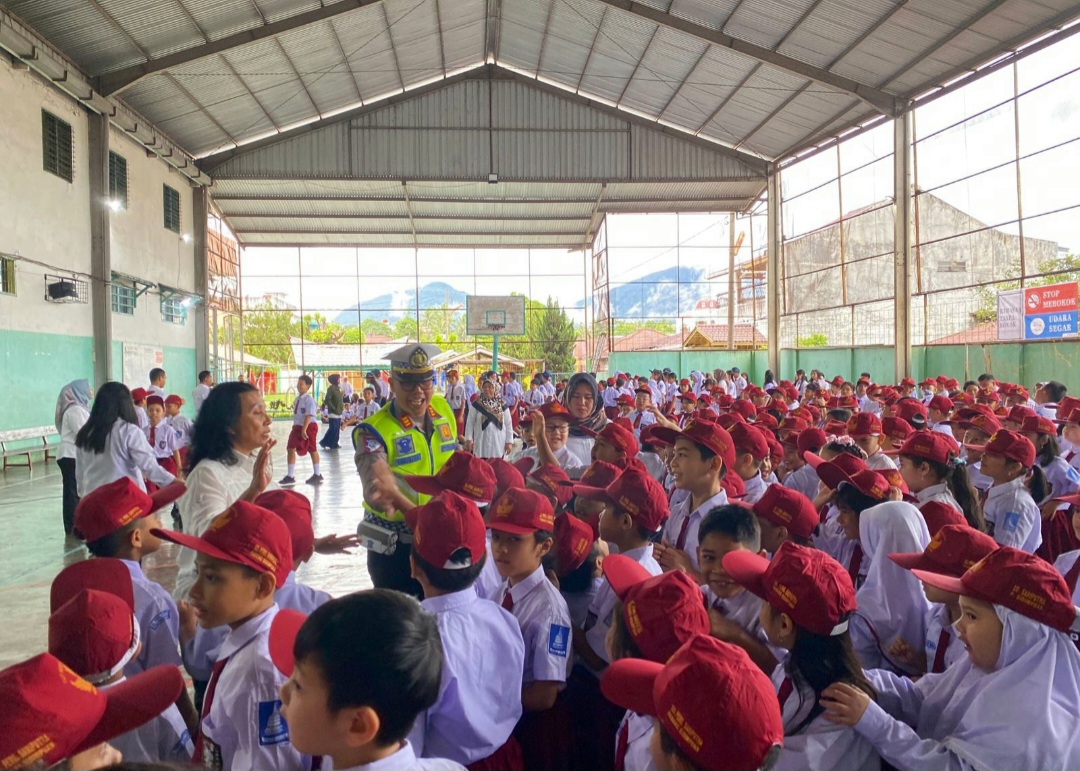 Keceriaan Kasat Lantas Polres Padangsidimpuan, AKP Jonni Silalahi, saat membaur dan memberi edukasi tentang keselamatan berlalu lintas ke siswa-siswi di Sekolah Sariputra