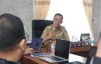 Bupati Tapsel, Gus Irawan Pasaribu, saat membuka pendampingan penyusunan roadmap ETPD di Ruang kerjanya