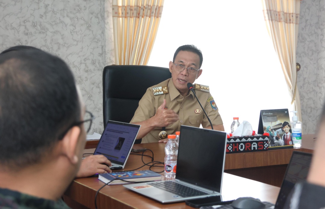 Bupati Tapsel, Gus Irawan Pasaribu, saat membuka pendampingan penyusunan roadmap ETPD di Ruang kerjanya