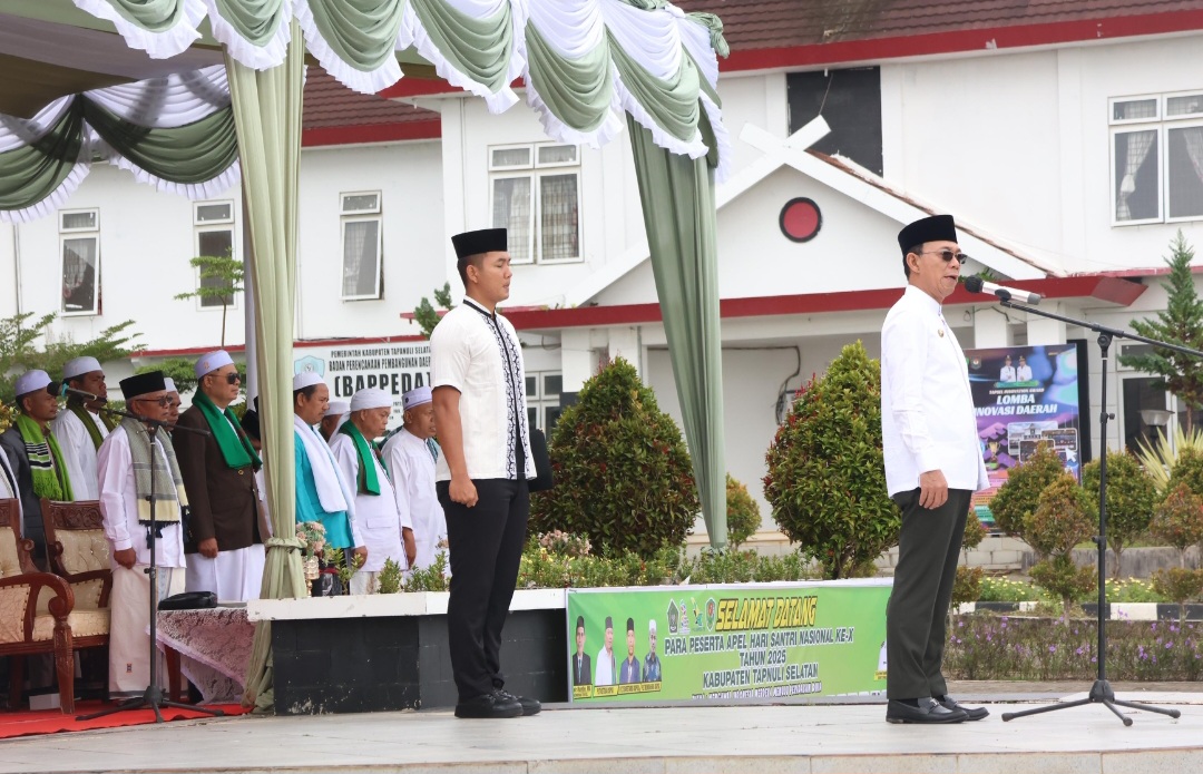 Bupati Tapsel, Gus Irawan Pasaribu, memberi sambutan saat peringatan Hari Santri Nasional tahun 2025