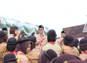 Keceriaan Bupati Tapsel, Gus Irawan Pasaribu, dan Dandim 0212/TS, Letkol Arm Delli Yudha Adi Nurcahyo, dengan ribuan Pramuka pada pembukaan Perkemahan Bersama 'Tapsel Bangkit' tahun 2025 tingkat Penegak se-Tabagsel