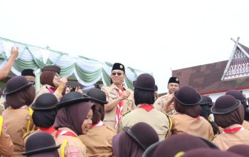 Keceriaan Bupati Tapsel, Gus Irawan Pasaribu, dan Dandim 0212/TS, Letkol Arm Delli Yudha Adi Nurcahyo, dengan ribuan Pramuka pada pembukaan Perkemahan Bersama 'Tapsel Bangkit' tahun 2025 tingkat Penegak se-Tabagsel