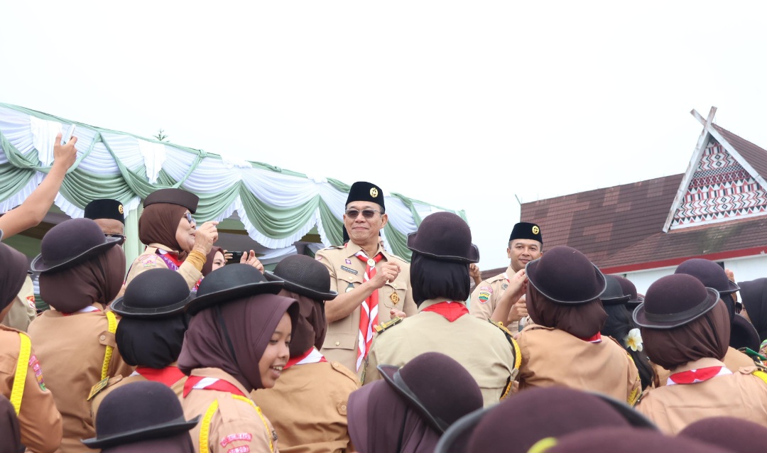 Keceriaan Bupati Tapsel, Gus Irawan Pasaribu, dan Dandim 0212/TS, Letkol Arm Delli Yudha Adi Nurcahyo, dengan ribuan Pramuka pada pembukaan Perkemahan Bersama 'Tapsel Bangkit' tahun 2025 tingkat Penegak se-Tabagsel