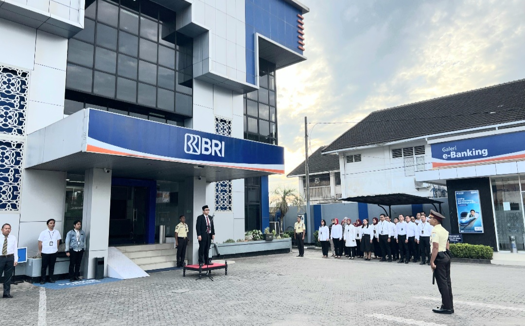 Suasana saat Pemimpin Cabang BRI Padangsidimpuan, Teuku Zulham, memimpin jalannya Upacara peringatan Hari Sumpah Pemuda ke-97 tahun 2025