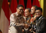 Wakil Menteri Energi dan Sumber Daya Mineral (ESDM), Yuliot Tanjung (kedua kanan), menyerahkan penghargaan kepada Wakil Presiden Direktur PT Agincourt Resources, Ruli Tanio (kanan), di ajang penghargaan Subroto 2025 di Jakarta
