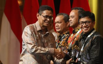 Wakil Menteri Energi dan Sumber Daya Mineral (ESDM), Yuliot Tanjung (kedua kanan), menyerahkan penghargaan kepada Wakil Presiden Direktur PT Agincourt Resources, Ruli Tanio (kanan), di ajang penghargaan Subroto 2025 di Jakarta