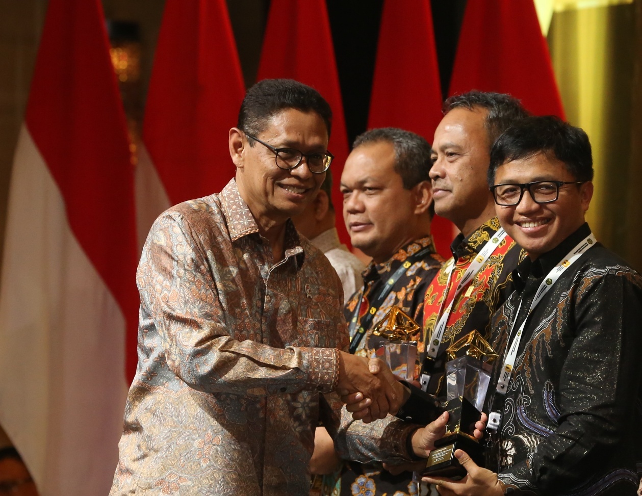 Wakil Menteri Energi dan Sumber Daya Mineral (ESDM), Yuliot Tanjung (kedua kanan), menyerahkan penghargaan kepada Wakil Presiden Direktur PT Agincourt Resources, Ruli Tanio (kanan), di ajang penghargaan Subroto 2025 di Jakarta
