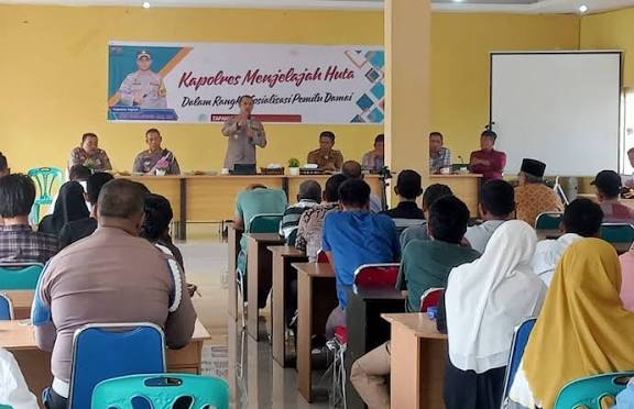 AKBP Yasir Ahmadi saat menampung aspirasi masyarakat dalam program Jelajah Huta sewaktu menjabat Kapolres Tapsel