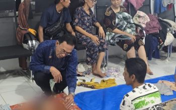 Bupati Tapsel, Gus Irawan Pasaribu, menyambangi para korban terdampak banjir dan longsor di Batang Toru