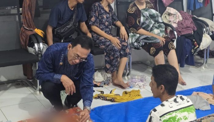 Bupati Tapsel Sambangi Korban Bencana Alam di Batang Toru, Minta Nakes Beri Pelayanan Optimal