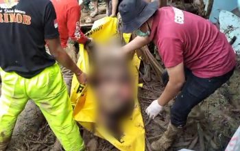 Tim Relawan DPC Partai Gerindra Tapsel di bawah komando, Abdul Basith Dalimunthe, dibantu personel Sat Brimob dan masyarakat, kembali berhasil mengevakuasi satu lagi jenazah korban banjir bandang dan longsor di Desa Garoga, Kecamatan Batang Toru