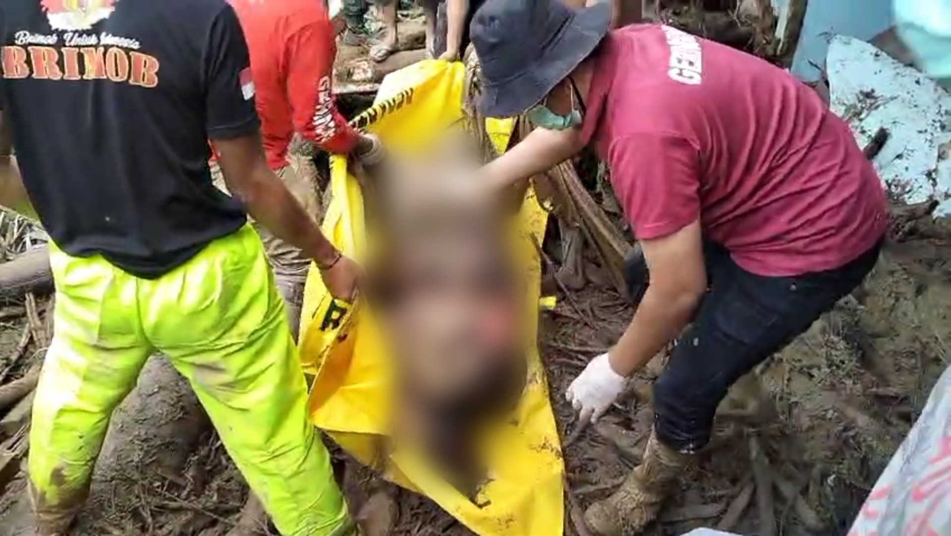 Tim Relawan DPC Partai Gerindra Tapsel di bawah komando, Abdul Basith Dalimunthe, dibantu personel Sat Brimob dan masyarakat, kembali berhasil mengevakuasi satu lagi jenazah korban banjir bandang dan longsor di Desa Garoga, Kecamatan Batang Toru