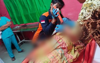 Ps Kaur Identifikasi Polres Padangsidimpuan, Aipda Fahrizal Nasution, saat mengidentifikasi identitas jenazah perempuan dewasa ditemukan tersangkut di tebing Sungai Batang Ayumi