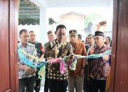 Bupati Tapsel, Gus Irawan Pasaribu, bersama Wakil Bupati Jafar Syahbuddin Ritonga, dan lainnya, saat meresmikan Kantor Desa Batang Paya