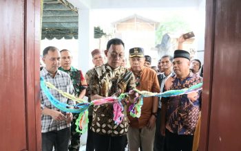 Bupati Tapsel, Gus Irawan Pasaribu, bersama Wakil Bupati Jafar Syahbuddin Ritonga, dan lainnya, saat meresmikan Kantor Desa Batang Paya