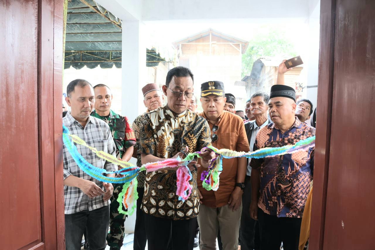 Bupati Tapsel, Gus Irawan Pasaribu, bersama Wakil Bupati Jafar Syahbuddin Ritonga, dan lainnya, saat meresmikan Kantor Desa Batang Paya