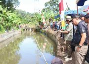 Bupati, Gus Irawan Pasaribu, bersama Wakil Bupati, Jafar Syahbuddin Ritonga, dan lainnya saat membuka lomba mancing dalam rangka menyemarakkan Hari Jadi Kabupaten Tapsel ke-75