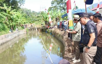 Bupati, Gus Irawan Pasaribu, bersama Wakil Bupati, Jafar Syahbuddin Ritonga, dan lainnya saat membuka lomba mancing dalam rangka menyemarakkan Hari Jadi Kabupaten Tapsel ke-75