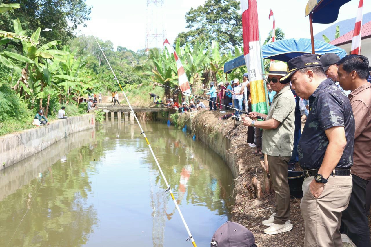 Bupati, Gus Irawan Pasaribu, bersama Wakil Bupati, Jafar Syahbuddin Ritonga, dan lainnya saat membuka lomba mancing dalam rangka menyemarakkan Hari Jadi Kabupaten Tapsel ke-75