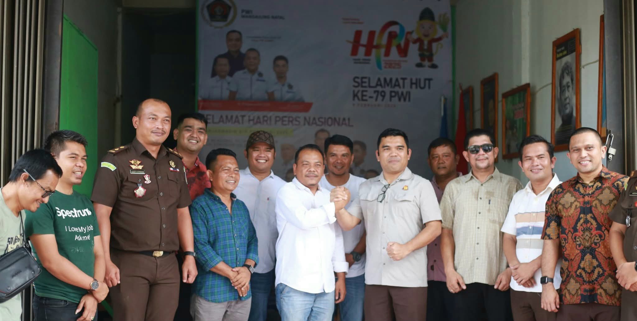 Yos Arnold Tarigan, bersama pejabat utama Kejaksaan, melaksanakan kunjungan silaturahmi ke Ketua Persatuan Wartawan Indonesia (PWI) Madina, Muhammad Ridwan, dan jajaran Pengurus lainnya di Panyabungan