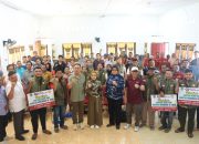Bupati Tapsel, Gus Irawan Pasaribu, bersama Ketua TP PKK Ny Murni Gus Irawan, dan lainnya, usai menyalurkan bantuan benih padi dan alsintan kepada kelompok Brigade Pangan di Desa Panabari Huta Tonga