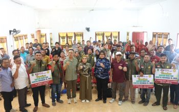 Bupati Tapsel, Gus Irawan Pasaribu, bersama Ketua TP PKK Ny Murni Gus Irawan, dan lainnya, usai menyalurkan bantuan benih padi dan alsintan kepada kelompok Brigade Pangan di Desa Panabari Huta Tonga