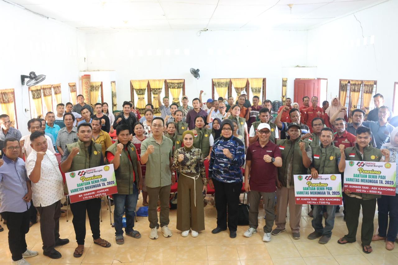 Bupati Tapsel, Gus Irawan Pasaribu, bersama Ketua TP PKK Ny Murni Gus Irawan, dan lainnya, usai menyalurkan bantuan benih padi dan alsintan kepada kelompok Brigade Pangan di Desa Panabari Huta Tonga