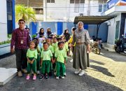 Untuk mengenalkan dunia perbankan dan budaya menabung sejak dini, siswa TK Kartika 1-49 Padangsidimpuan melakukan kunjungan edukatif ke BRI Cabang Padangsidimpuan
