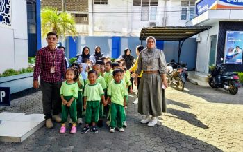 Untuk mengenalkan dunia perbankan dan budaya menabung sejak dini, siswa TK Kartika 1-49 Padangsidimpuan melakukan kunjungan edukatif ke BRI Cabang Padangsidimpuan
