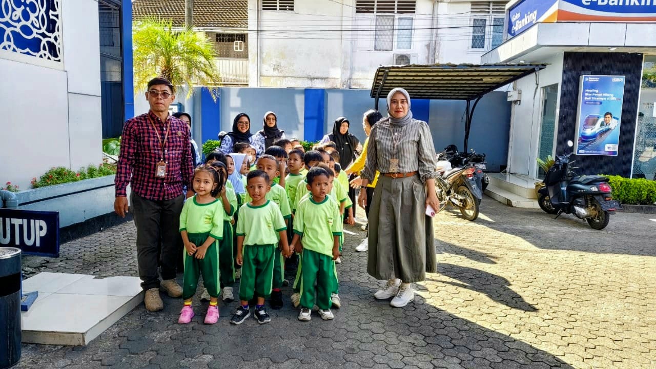 Untuk mengenalkan dunia perbankan dan budaya menabung sejak dini, siswa TK Kartika 1-49 Padangsidimpuan melakukan kunjungan edukatif ke BRI Cabang Padangsidimpuan