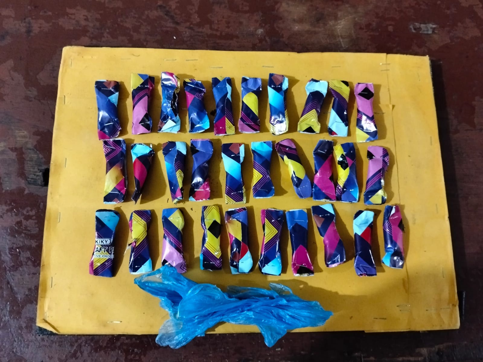 Berikut adalah barang bukti puluhan paket narkotika jenis ganja dalam paket kertas warna-warni yang berhasil disita Tim Opsnal Sat Resnarkoba Polres Padangsidimpuan dari seorang pria berinisial, RS