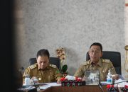 Bupati Tapsel, Gus Irawan Pasaribu, bersama Wakil Bupati, Jafar Syahbuddin Ritonga, dan lainnya, saat mengikuti evaluasi atas perkembangan implementasi SAKIP lewat zoom meeting dari Tim Kementerian PANRB