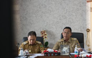 Bupati Tapsel, Gus Irawan Pasaribu, bersama Wakil Bupati, Jafar Syahbuddin Ritonga, dan lainnya, saat mengikuti evaluasi atas perkembangan implementasi SAKIP lewat zoom meeting dari Tim Kementerian PANRB