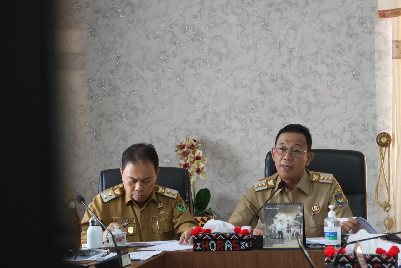Bupati Tapsel, Gus Irawan Pasaribu, bersama Wakil Bupati, Jafar Syahbuddin Ritonga, dan lainnya, saat mengikuti evaluasi atas perkembangan implementasi SAKIP lewat zoom meeting dari Tim Kementerian PANRB