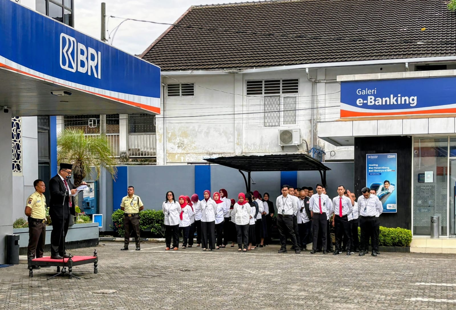 Upacara peringatan Hari Pahlawan di BRI Cabang Padangsidimpuan yang dipimpin Pimca, Teuku Zulham