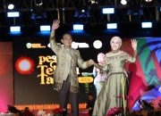 Bupati Gus Irawan Pasaribu bersama Ketua TP PKK Ny Murni Gus Irawan, saat acara Pesona Tenun Tapsel