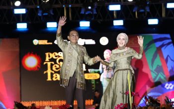 Bupati Gus Irawan Pasaribu bersama Ketua TP PKK Ny Murni Gus Irawan, saat acara Pesona Tenun Tapsel