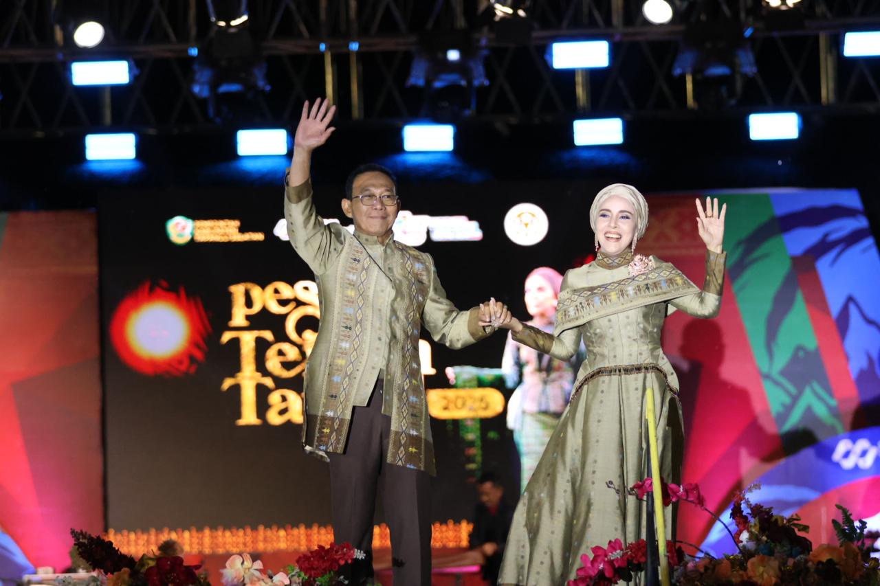 Bupati Gus Irawan Pasaribu bersama Ketua TP PKK Ny Murni Gus Irawan, saat acara Pesona Tenun Tapsel