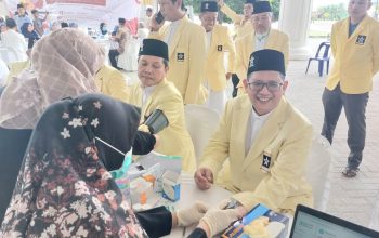 Pengasuh tertinggi PPITTNI, Buya Syekh Muhammad Ali Idris, saat mengikuti donor darah jelang pelaksanaan Zikir Akbar Nasional