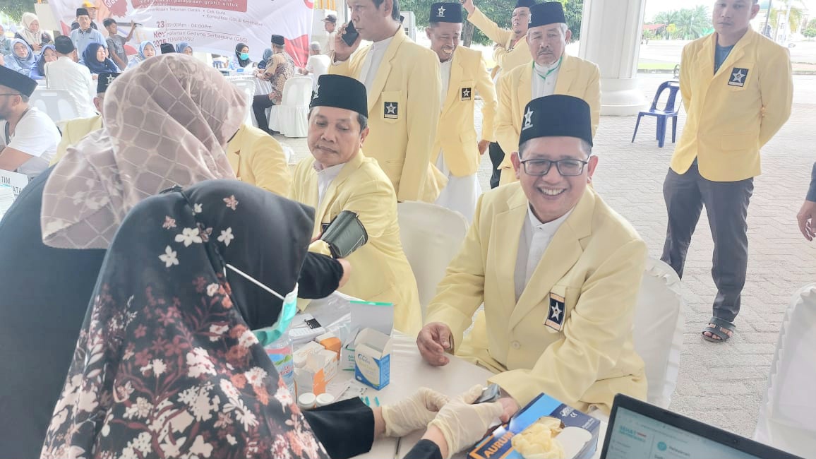 Pengasuh tertinggi PPITTNI, Buya Syekh Muhammad Ali Idris, saat mengikuti donor darah jelang pelaksanaan Zikir Akbar Nasional