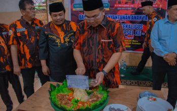 Sebagai wujud syukur atas Hari Jadi Tapsel ke-75, Ketua MPC Pemuda Pancasila Tapsel Rocky AP Gultom dan jajaran, melakukan syukuran dengan pemotongan nasi tumpeng di Yayasan Maimun Desa Basilam Baru