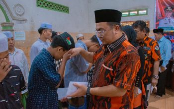 Ketua MPC Pemuda Pancasila Tapsel, Rocky AP Gultom, saat menyerahkan santunan ke perwakilan anak yatim Yayasan Maimun Basilam Baru di sela pelaksanaan Bakti Sosial dalam rangka memperingati HUT Pemuda Pancasila ke-66 dan Hari Jadi Tapsel ke-75