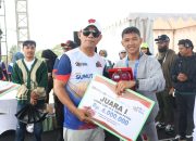 Bupati Tapsel, Gus Irawan Pasaribu, menyerahkan secara simbolis hadiah berupa uang tunai Rp6 juta kepada juara pertama lomba lari 10K umum putra dalam even Fun Run dalam rangka memperingati Hari Jadi Tapsel ke-75