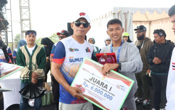 Bupati Tapsel, Gus Irawan Pasaribu, menyerahkan secara simbolis hadiah berupa uang tunai Rp6 juta kepada juara pertama lomba lari 10K umum putra dalam even Fun Run dalam rangka memperingati Hari Jadi Tapsel ke-75