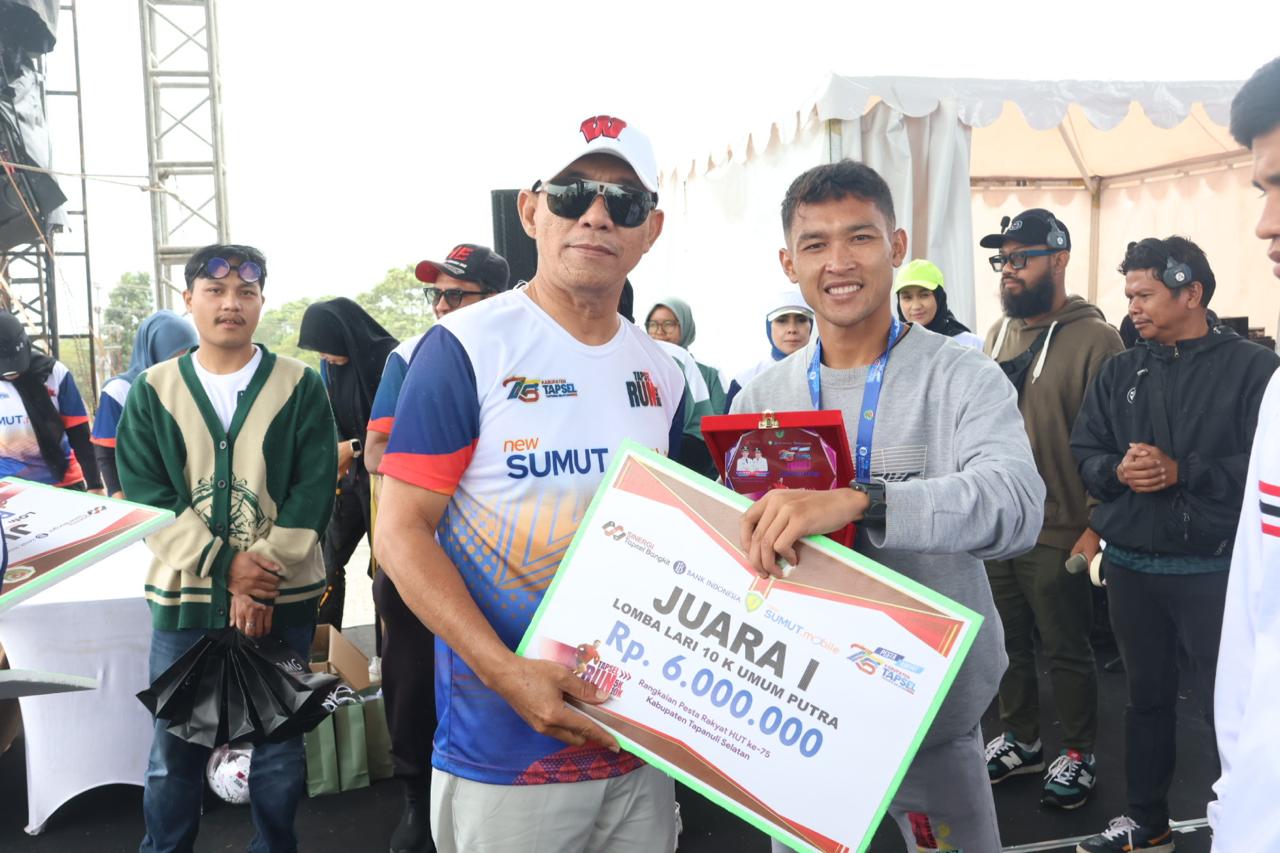 Bupati Tapsel, Gus Irawan Pasaribu, menyerahkan secara simbolis hadiah berupa uang tunai Rp6 juta kepada juara pertama lomba lari 10K umum putra dalam even Fun Run dalam rangka memperingati Hari Jadi Tapsel ke-75