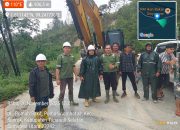 Manager PT TPL Sektor Tapanuli Selatan, Heddy Panjaitan, bersama Ramson Simamora, Harapanto Sinaga, Suryadi Siagian dari Humas, serta Charles Sitorus selaku CD/CSR Officer, saat turun ke lapangan guna memantau langsung proses pembersihan dan memastikan kebutuhan mendesak masyarakat bisa segera ditangani